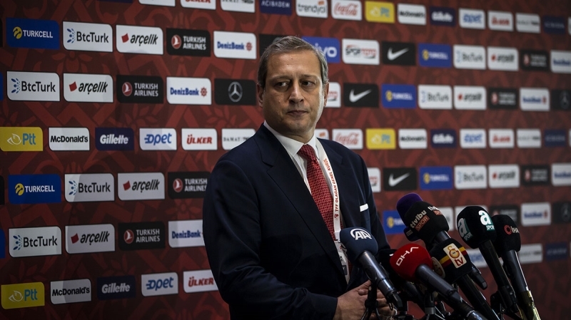 <p>Sarı-kırmızılı yöneticilerin,<b> 'Bu takımı da oluşturan Terim' </b>düşüncesinde olduğu, yeni yatırımların kulübün geleceğini tehlikeye sokabileceklerini düşündükleri ifade edildi. </p>