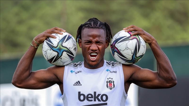 <p><b>Michy Batshuayi</b></p><p><br></p><p>Beşiktaş'ın Chelsea'den kiraladığı Michy Batshuayi'nin sezon sonunda İngiliz takımıyla 1 yıl sözleşmesi kalmış olacak. Bu nedenle Chelsea'nin Batshuayi'yi kiralamaktan ziyade bonservisiyle satması bekleniyor. Siyah beyazlıların çok da verimli bir sezon geçirmeyen Belçikalı golcüyü yeniden kadroda görmek istemesi uzak ihtimal.</p>