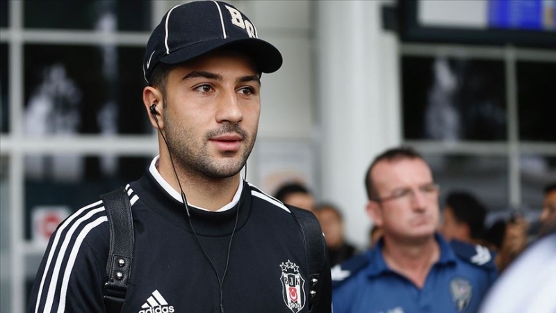 <p><b>Güven Yalçın</b></p><p><br></p><p>Geçen sezon Lecce'ye kiralandıktan sonra Beşiktaş'a dönen Güven Yalçın bu sezon beklentileri karşıladı. Yönetimin Güven ile yeni bir sözleşme imzalaması bekleniyor.</p><p><br></p><p>Star.com.tr</p>