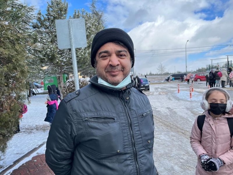 <p>'�ocuklar�n mutluluklar�na �ahit oluyoruz'</p><p>�ocuklar�n�n kar ya�d���nda mutluluklar�na �ahit olup kendisinin de mutlu oldu�unu s�yleyen S�leyman �z�elik,' Biliyorsunuz zaman�m�zda su ile ilgili �ok s�k�nt�lar�m�z var. Kar ya�mas�, her �ey mevsiminde g�zel. Tabi bu sene diyebilirim ki ge�mi� y�llara g�re gecikti de. Kar her anlamda g�zel, olmas� gereken bir �ey mevsim itibariyle. �ocuklar i�in de tabi e�lenceli oluyor kar. Kar ya�d��� zaman onlar�n mutluluklar�na ger�ekten �ahit oluyoruz. Biz de mutlu oluyoruz i�in a��k�as�' diye belirtti.</p>