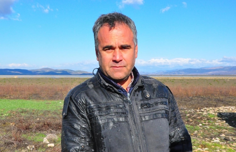 G�l kurumadan �nce ge�imini bal�k��l�kla sa�layan ve g�le k�y�s� bulunan Tekelio�lu Mahallesi'nin muhtar� Selim Selvio�lu ise 'Ya�mur sular�yla birlikte g�lde biraz su birikti. G�l, G�rdes'e baraj yap�lmas�ndan dolay� kurudu ama bu seneki ya���larla birlikte tekrar su tutmaya ba�lad� fakat bu yeterli de�il g�l�n kaynaklarla beslenmesi laz�m. G�lde bal�k olmad��� i�in son 2 senedir mahalleden �ehir merkezine do�ru g��ler ba�lad�. Ya�mur umut oldu fakat ya�mur sular� ile olmaz, yetkililerin bir an �nce g�l� eski haline getirmeleri i�in su vermelerini istiyoruz' dedi. 