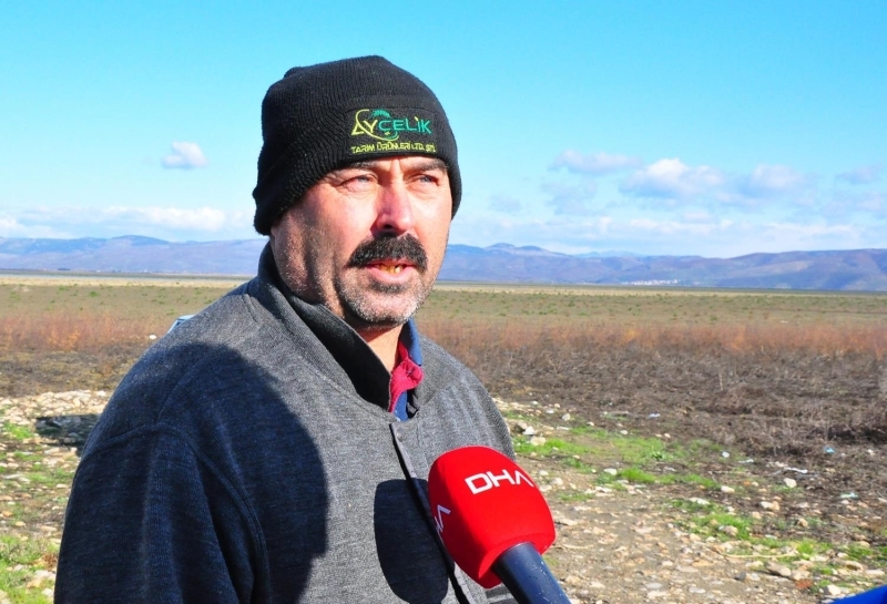 G�l ya�mur sular�yla canlanmaya ba�lasa da kooperatifin zor durumda oldu�unu dile getiren G�lmarmara ve �evresi Su �r�nleri �retim ve De�erlendirme Kooperatif Ba�kan� Rafet Kerse de 'Yetkililerin ilgilenmesini ve g�le su bas�lmas�n� istiyoruz. Kooperatif olarak �ok ma�dur durumday�z. G�l�n kurumas�yla birlikte �denmemi� kira bor�lar�m�z kald�. Bu g�lden 7 mahalle ge�imini sa�l�yordu. E�er Marmara G�l�'n�n tamamen kurumas� g�z ard� edilirse ortaklar�m�z g��e ba�layacak' diye konu�tu.