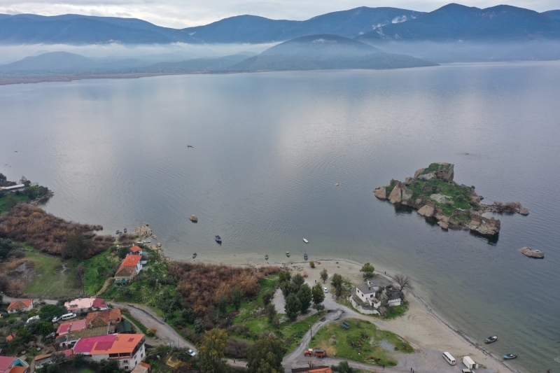 <p>Balklar, glde ylan bal bata olmak zere farkl trleri avlayarak kazan salyor. Ku cenneti Bafa, foto safari iin blgeye gelen amatr ve profesyonel fotoraflarn da odanda.<br></p>