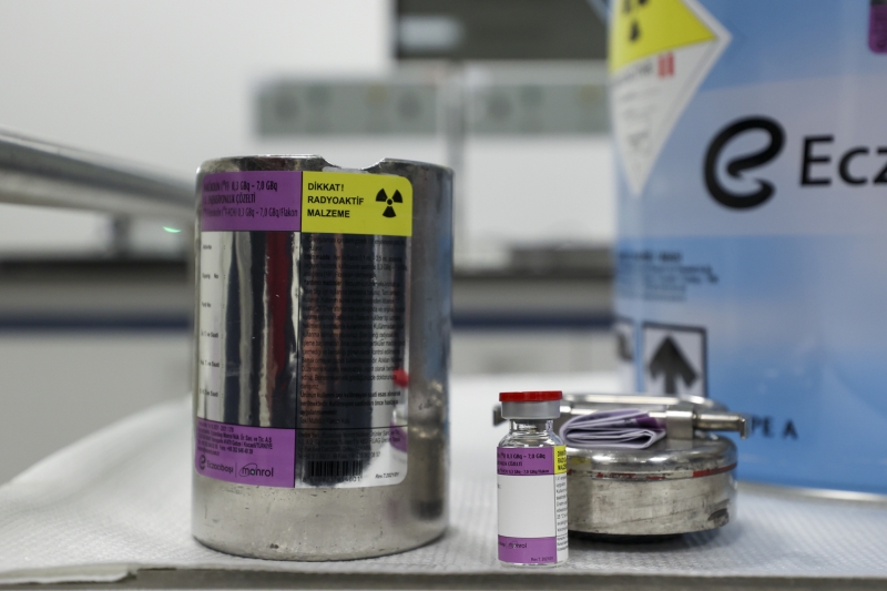 <p>lac reten ekibin bakanln yapan A Tp Fakltesi Nkleer Tp Anabilim Dal retim yesi Prof. Dr. Nuriye zlem Kk ise amalarnn bu tr ilalarn ruhsatlandrlmasn salayarak baka yerlerde de kullanabilmesine imkan vermek olduunu ifade etti.<br></p>