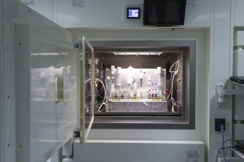 <p>Trkiye'de tek olan ve 7 yldr faaliyet gsteren RAG'da ksa mrl ilalarn retilerek kullanlabildiini anlatan Kk, burada dnyada 4 tane, Trkiye'de ise tek olan ve hcresel dzeyde ok zel grntlemeler yapabilen PET MR sisteminin de bulunduunu syledi.<br></p>