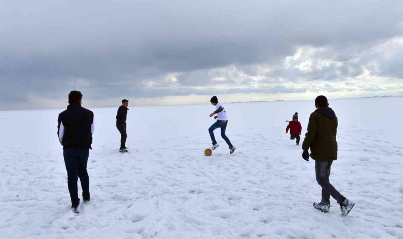 <p>Kuşların, flamingoların uğrak olduğu bir yerdir. Kışın da burası kalın bir tabaka buz tutuyor. </p>