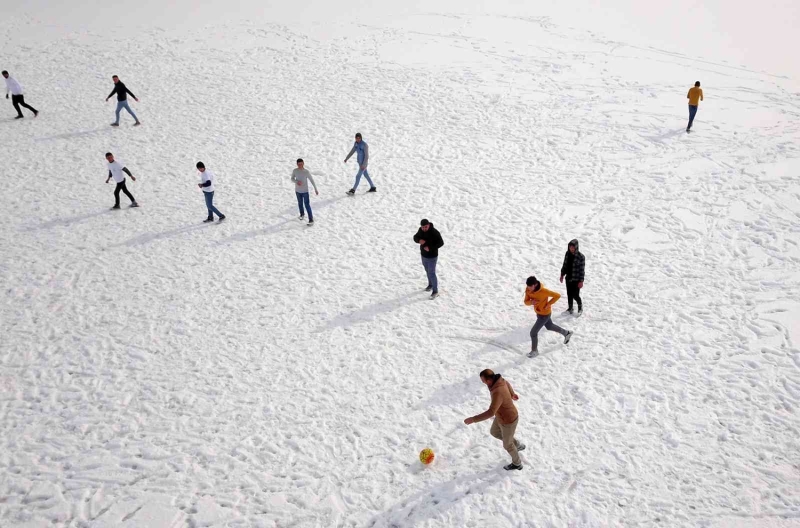 <p>Göl üzerinde futbol oynayan gençlerden Erhan Erçetin, 'Arin Gölü'nün buz tutması nedeniyle şu an üzerinde bulunuyoruz. Gölün buz tabakası kalın olduğundan dolayı korkusuzca burada spor aktiviteleri yapıyoruz. Genellikle futbol olsun, beyzbol olsun, güreş müsabakaları olsun burada gençler kendi aralarında eğlenip güzel vakit geçirmeye çalışıyorlar' dedi.</p>