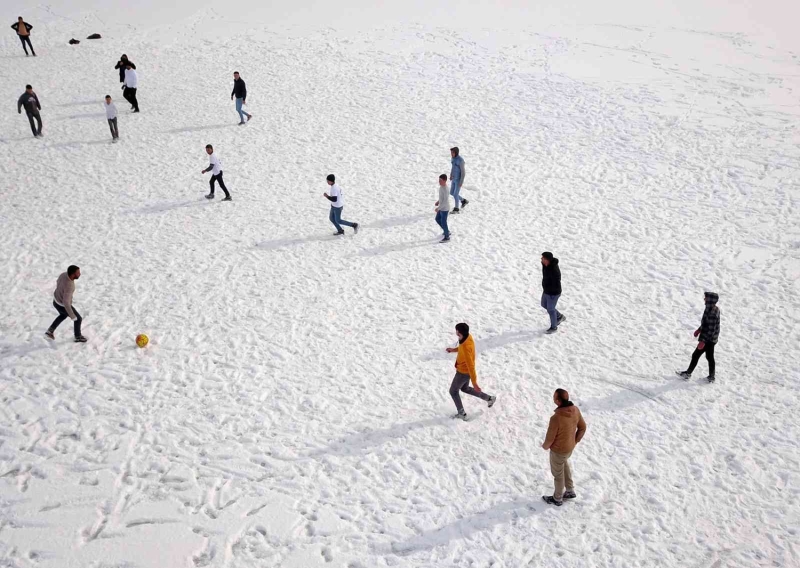 <p>utbol oynayan gençlerden Furkan Erçetin ise 'Göl kış ayında buz tutuyoruz. Burada çocuklarla, gençlerle, büyüklerimizle top oynuyoruz ve vaktimizi burada geçiriyoruz. </p>