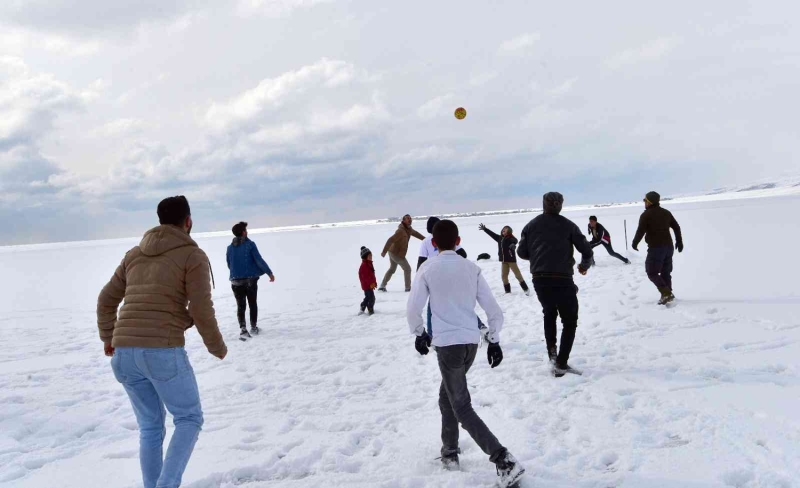 <p>Buz tuttuğundan gençlerimizin eğlence merkezi oluyor.</p>