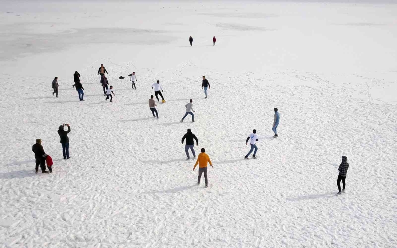 <p>Gölün etrafındaki köylerdekilerde buraya geliyor, birlikte vakit geçiriyoruz' diye konuştu.</p>