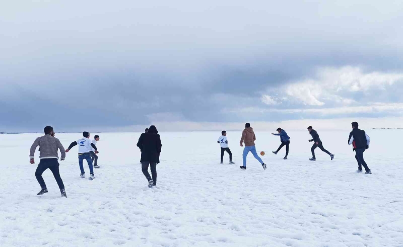 <p>Gençler burada futbol oynuyorlar, halay çekiyorlar, oyun oynuyorlar. </p>