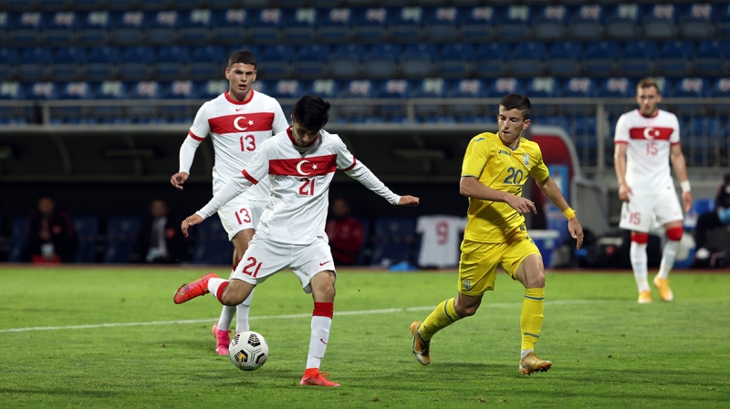 <p><b>YUSUF BARAS</b><br></p><p><br></p><p>Hollanda'nn Alkmaar takmnda yetien 18 yandaki 1.82'lik forvet Yusuf Barasi, transfer gndemindeki bir dier gen. Yusuf, Hollanda alt ya takmlarnda forma giydikten sonra tercihini Trkiye'den yana kulland. Yusuf Barasi'den de nmzdeki dnemde byk bir patlama yapmas bekleniyor.</p><p>Fanatik</p>