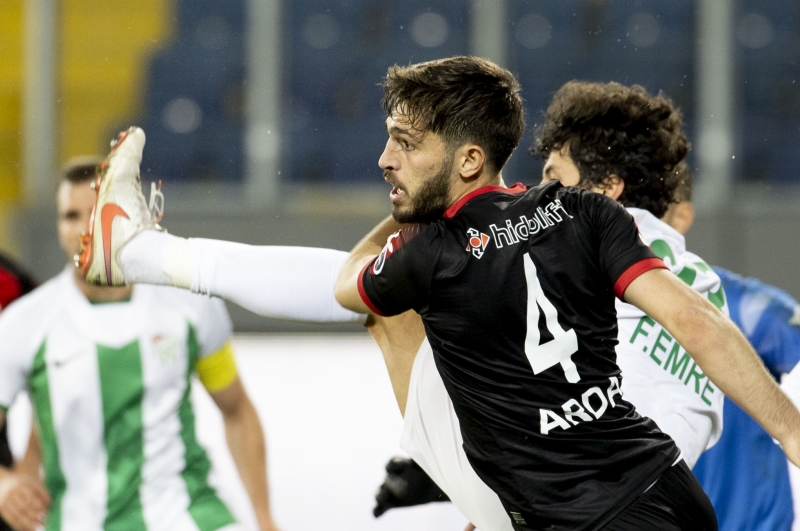 <p><b>ARDA KIZILDA</b><br></p><p><br></p><p>Stoper konusunda ise daha nce de gndeme gelen ve sezon sonunda szlemesi bitecek olan, Genlerbirlii'nin 23 yandaki savunmacs Arda Kzlda n planda.</p>