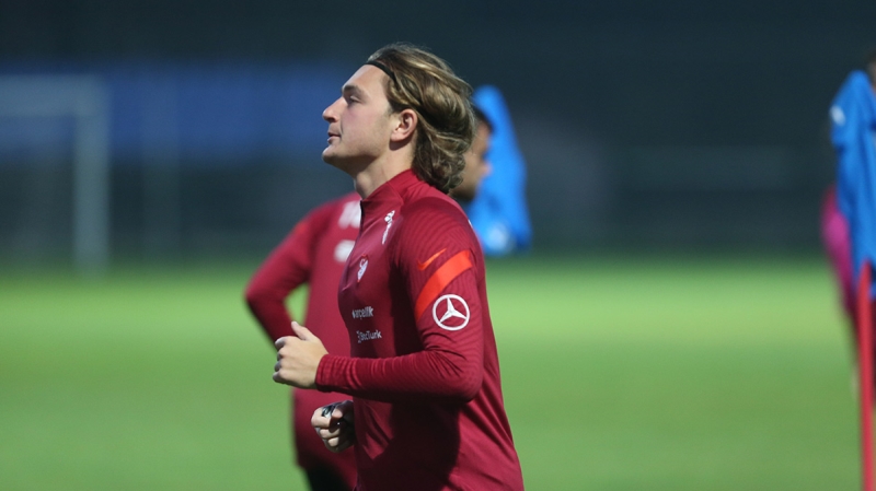 <p><b>AL AKMAN</b><br></p><p><br></p><p>Forvet adaylarndan biri, Bursaspor'dan ayrlp Frankfurt'a giden ve Nijmegen'e kiralanan Ali Akman. 19 yandaki oyuncu iin giriimlerin balad renildi.</p>