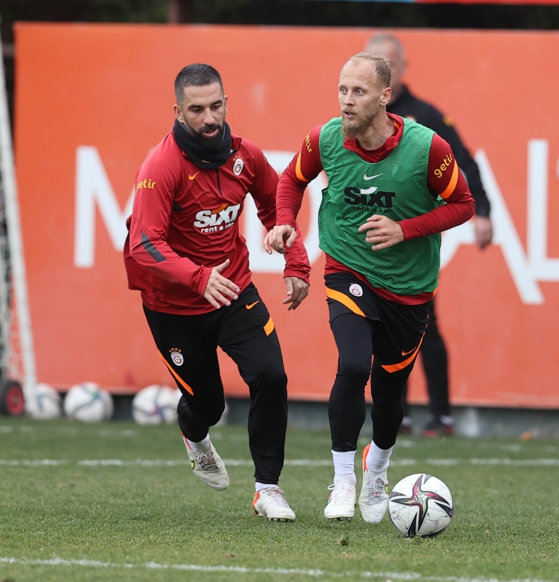 <p>Göztepe maçı kadrosuna alınmayan ve sarı kırmızılı yönetimin olaylı bir şekilde yollarını ayırdığı Fatih Terim'le olan fotoğrafını sosyal medya hesabından paylaştığı içi kadro dışı kalacağı konuşulan Arda Turan da takımla çalıştı.</p>