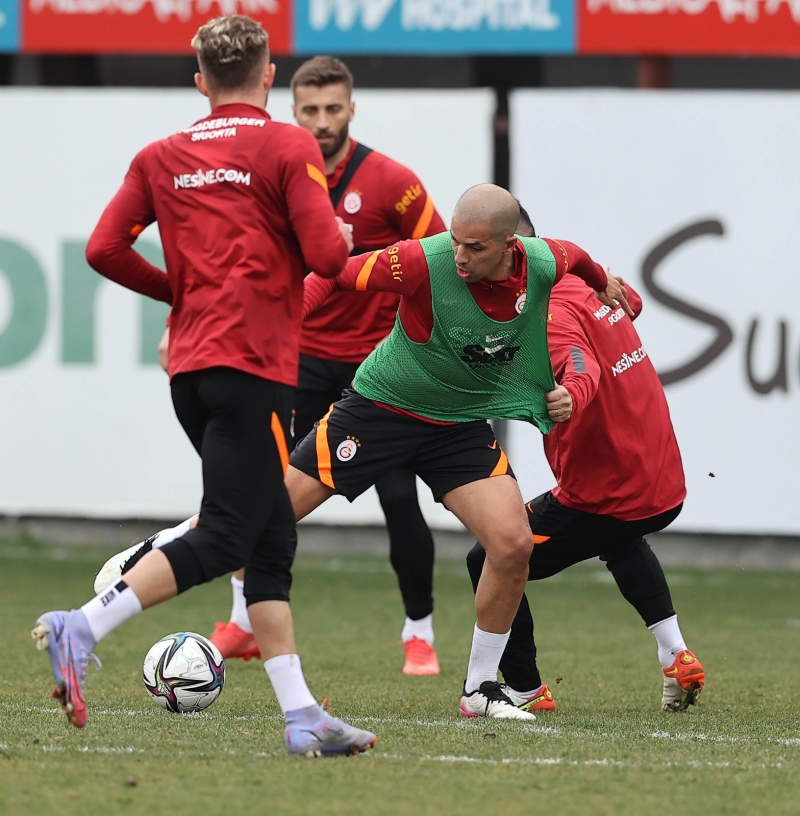 <p>Galatasaray, sosyal medya hesabından paylaştığı idman fotoğraflarında Arda Turan'a da yer vererek bu iddiaları bir nevi yalanlamış oldu.</p>