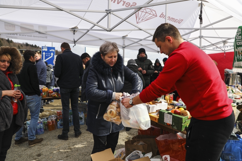 <p>Foto�rafta Ukrayna'dan gelen sivillerin ihtiya�lar�n� kar��lamak i�in b�lgede g�da, e�ya da��tmak ve ta��ma sa�lamak �zere g�n�ll�lerin haz�r bulunduklar� g�r�l�yor.</p>