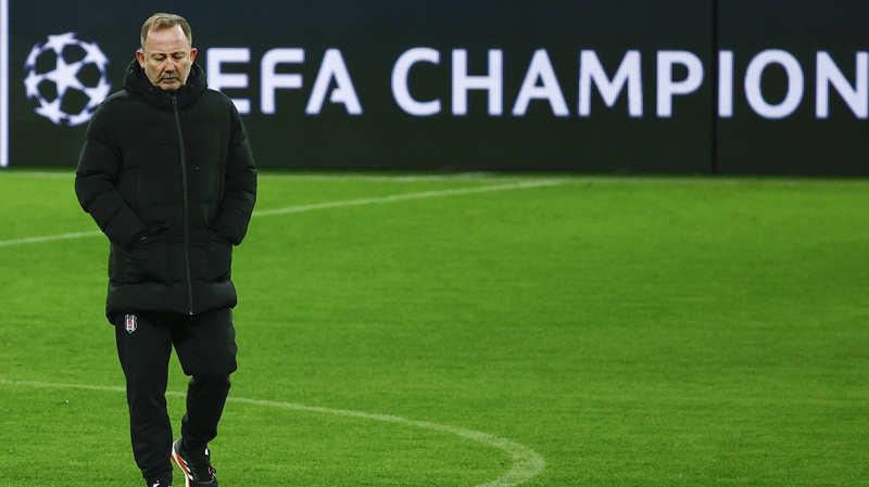 <p><b>'1,5 AY BENİ ARAMADILAR'</b></p><p><br></p><p>'Sen de biliyorsun Sinan ağabey bu yönetimin bana yaptıklarını. Bütün yaz beraberdik. Sadece Beşiktaş taraftarı için imza attım. Sezon başında 1 - 1.5 ay beni aramadılar. Sen biliyorsun bunları.'</p>