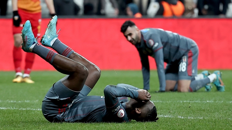 <p>Geçen sezon Sergen Yalçın'ın yönetiminde Süper Lig ve Türkiye Kupası şampiyonlukları yaşayan Beşiktaş, yeni döneme 3 kulvarda başarı hedefiyle başlamış ancak hepsinden tek tek havlu atmıştı.</p>