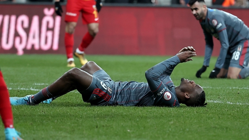 <p>Kiralık sözleşmesiyle ilgili tek bir adım bile atılmayacak olan Batshuayi, alacakları ödenip İngiltere'ye gönderilecek.</p>