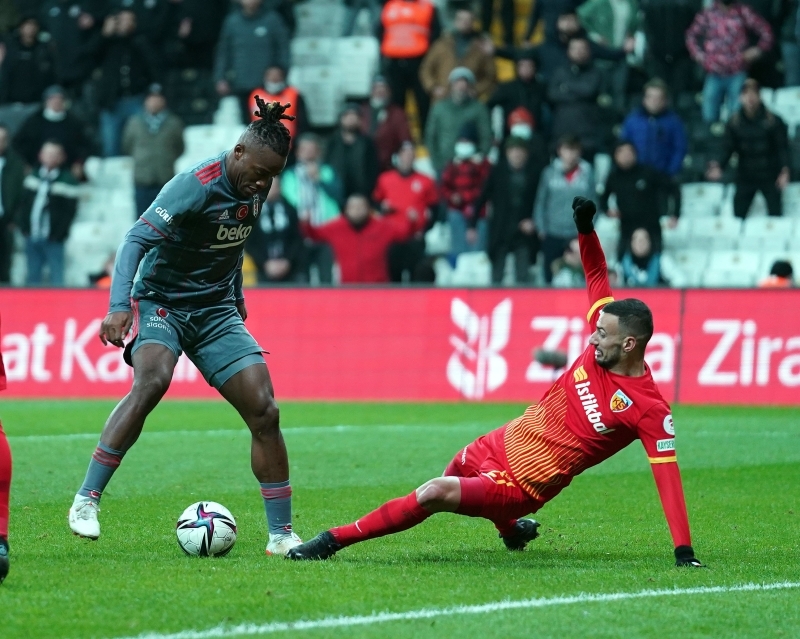 <p><b>BATSHUAYİ GİDİYOR!</b></p><p></p><p><span ><br></span></p><p><span >Beşiktaş formasıyla 11 gol atsa da neredeyse bu sayının 2 katı kadar pozisyonu da sonuçlandıramayan Belçikalı futbolcu, sezon biter bitmez Chelsea'ye geri yollanacak.</span><br></p>