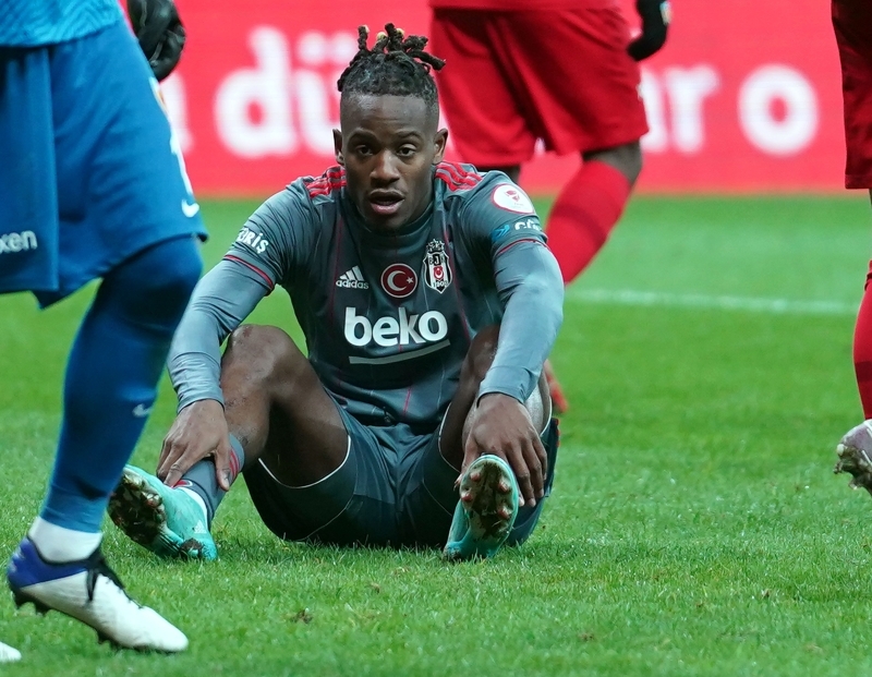 <p>Geçen sezonun son bölümünde sakatlık ve yeni sözleşme konusundaki fikir ayrılığı sebebiyle oynamasa da 15 gol atarak takıma büyük katkı sağlayan <b>Vincent Aboubakar</b>'ın yerine getirilen <b>Michy Batshuayi</b>, bu dönemdeki düşüşün en büyük etkeni oldu.</p>