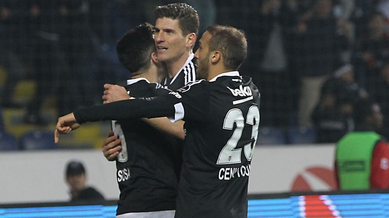 <p>Ligde geçen sezon öncesinde 2016-17'de <b>Cenk Tosun</b>'un 20 gollük performansı sonrasında şampiyonluğa ulaşan Kara Kartal, 2015-16'da da <b>Mario Gomez</b>'in 26 sayılık resitaliyle mutlu sona ulaşmıştı.</p>