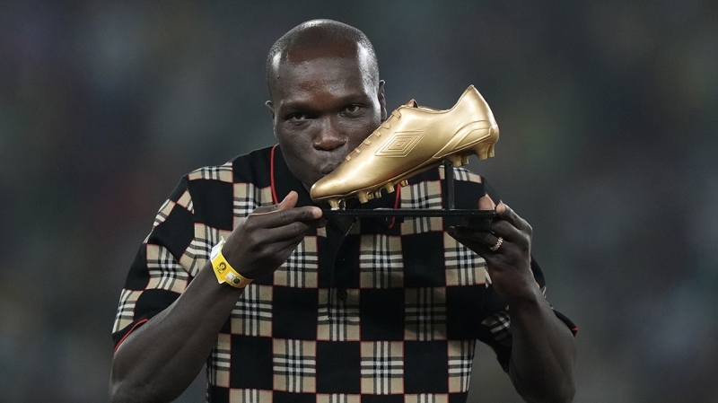 <p>İdareciler, Beşiktaş sonrası Al Nassr'a transfer olan Vincent Aboubakar'ın da ekonomik olarak sorunlar yaşayan kulübünden ayrılmak istemesi halinde kapıları açık bekliyor.</p>