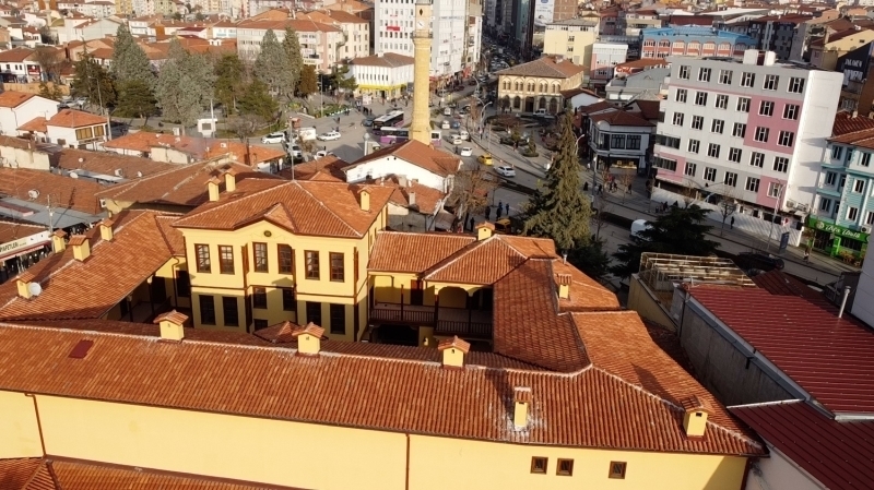 Önemli bir tarihi eseri ülke turizmine kazandırmanın mutluluğunu yaşadıklarını vurgulayan Aşgın, 'Velipaşa Hanı'nın restorasyonu, Türkiye'nin çok önemli restorasyon projelerinden bir tanesi. Çünkü ahşap mimari ile ahşap taşıyıcı olarak yapılan Türkiye'deki en büyük han olarak biliyoruz Velipaşa Hanı'nı. Bu hanın yaklaşık 160 yıllık tarihi var.' dedi.