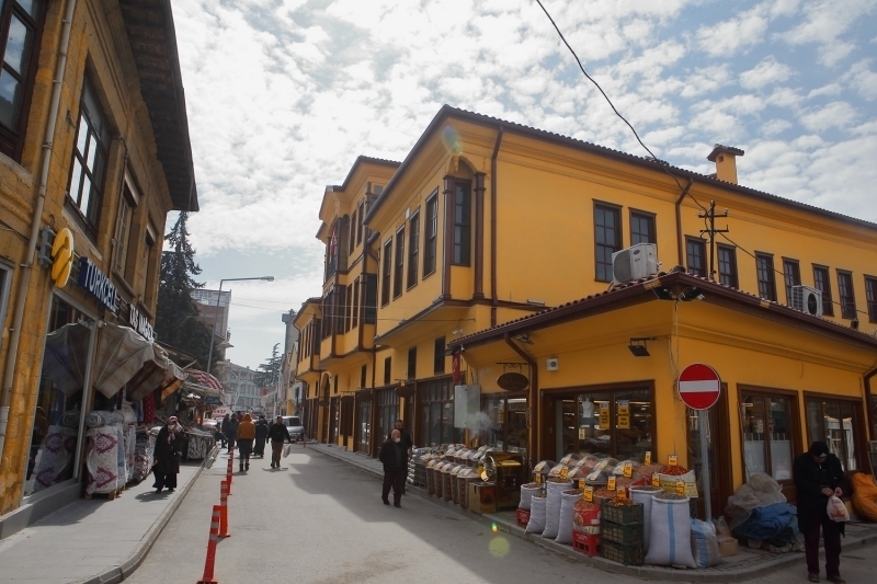 Tarihi yapının mutlaka geleceğe aktarılması gerektiği düşüncesinden hareketle restorasyonun başladığını anlatan Aşgın, 'Çünkü çok iddialı bir bina. Ahşap taşıyıcılı, Türkiye'nin en büyük hanı. Restorasyon çalışmaları tamamlandı, yaklaşık 5 yıl süren yoğun çabanın ürünü olarak adeta bir şaheser ortaya çıktı. Gelen, gören herkes takdir ediyor. Kitabe orijinal, süslemeler orijinaline sadık kalınarak yaptırıldı. Ahşap bezemelerin önemli kısmı ilk yapıldığında, 160 yıl önce nasılsa şu anda da aynı şekilde, mümkün olduğunca korunarak yapıldı.' diye konuştu.