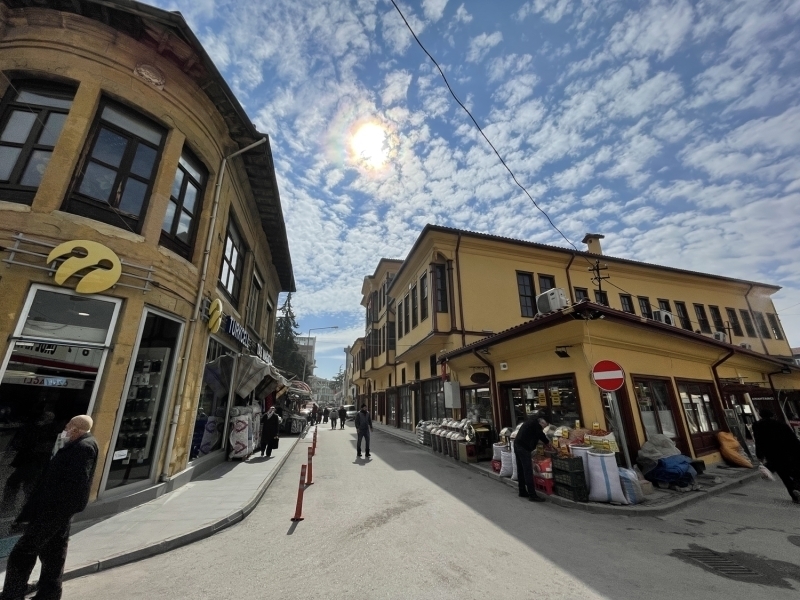 <p>Aşgın, handa 10 metrekarelik 22 oda bulunduğunu belirterek şöyle devam etti: <span >'Tarihi dokuya uygun yaptığımız hanı, tarihi misyonuna uygun şekilde işlevselleştireceğiz ve turizm alanında şehrimize büyük hizmetler verecek. Handa yöresel yemeklerimizin ikram edileceği büyük bir restoran olacak. Burada Velipaşa Kahvecisi ismiyle bir sosyal tesis açıyoruz. Tarihi Türk kahvesini Çorum versiyonuyla misafirlere ikram edeceğiz. Yukarıdaki 22 oda şehir müzesi olarak hizmet verecek. Çalışmaları devam ediyor, birkaç ay içinde hazır olacak. Üç katlı hanın orta katını kütüphane ve kent arşivi olarak planladık. Binlerce kitap bağışı yapan hocamızın ismini vererek vatandaşlarımızın hizmetine sunacağız. En üst katta 4 oda var, burası da misafir konukevi olarak hizmet verecek. Bir de basın müzesi oluşturuyoruz. </span><span >Hanın önünde 6 iş yeri var. Orayı da kendi kültürümüzü tanıtacağımız alanlar olarak düşündük. Meşhur Çorum leblebisini geleneksel yöntemlerle üretecek bir iş yeri olacak. Özellikle köylerden topladığımız yöresel, tarihi ve nostaljik değeri olan eserlerin satışının yapılacağı bir dükkan olacak. Çorum su böreği, baklavası, mantı gibi yöresel ürünlerin satışının yapılacağı bir iş yeri olacak. Nihayetinde 'Hanımeli' yöresel ürünlerin satışının yapılacağı ve hediyelik eşya satışının yapılacağı alanları planladık, ihalesini yaptık. İnşallah önümüzdeki günlerde faaliyete geçecek.'</span></p>