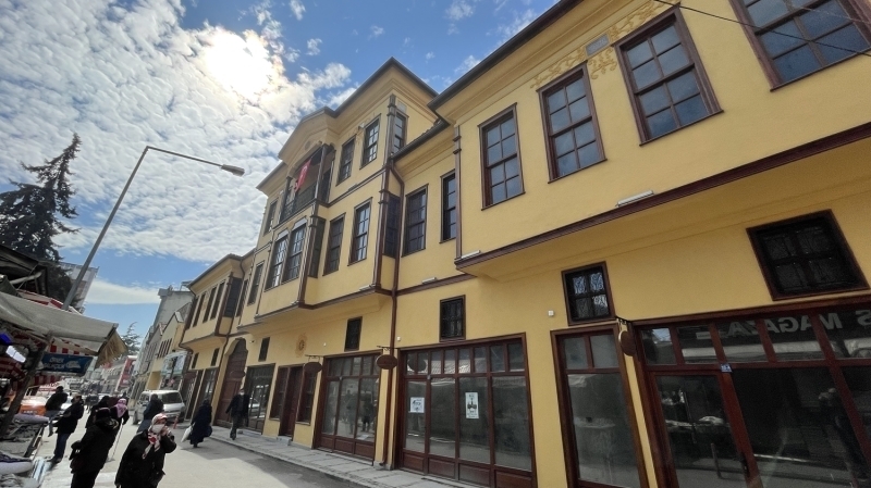 <p>Süslemeleri, işçiliği, mimari ve inşaat mühendisliği açısından özel bir eser olarak değerlendirilen han, kentin kültürel hayatına katkı sağlayacak. <span >Çorum Belediye Başkanı Halil İbrahim Aşgın, Velipaşa Hanı'nın türünün ayakta kalan nadir örneklerinden olduğunu söyledi.</span></p>