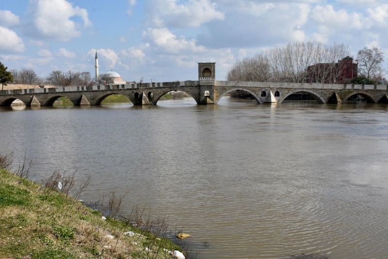 Blgenin gzel ya aldn ve kuyularda su seviyesinin ykseldiini belirten zkan Umut, 'Burada su seviyesi ykseldii zaman Karaaa'taki kuyularda da su ykseliyor. Bu durum, iftiye yansyacaktr. Suyu tutacak barajlarn artmas lazm ama seviyesinin artmas tabi ki sevindirici. Blge gzel de ya ald ama asl daha fazla kar yamas lazm, o toprak iin daha doyurucu olacaktr' dedi.
