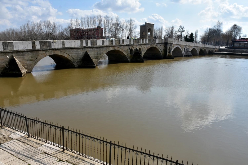Edirne'de yaanan kuraklk sonras yalarn ok iyi olduunu syleyen Samet Demircan da 'Edirne'de nceden kuraklk yaanyordu. ok kr, yaan yalarla birlikte su seviyeleri artt. Bu durum iftilerimiz iin iyi oldu, mahsulde de umarm daha iyi verim alrlar. Su seviyesindeki art gzle zaten grlebiliyor. Tarm iin nehirlerdeki su seviyesi ok nemli. Su arttka verim de artyor. Edirne, tarm ehri olduu iin mahsulde de verim greceiz' diye konutu.