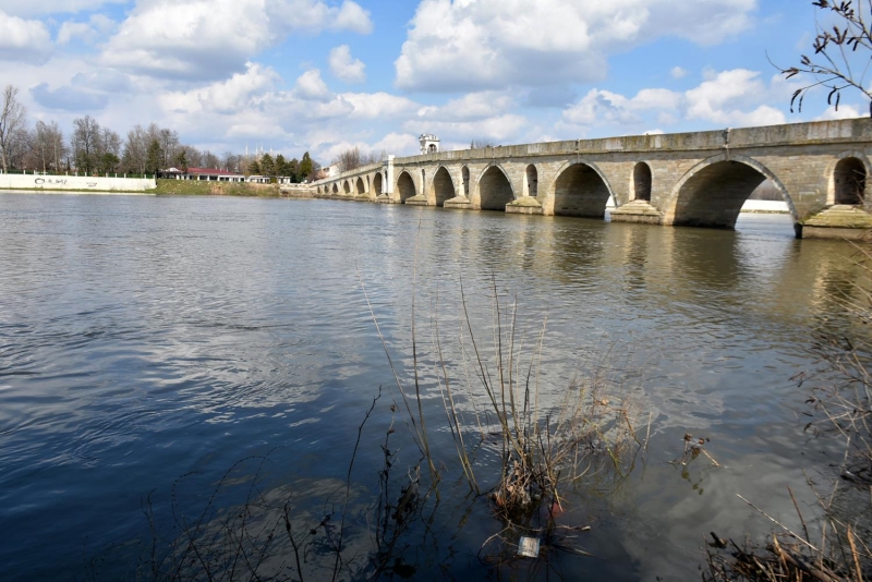 Hasan Kk ise nehirlerdeki su seviyesinin gzle grlr derecede arttn dile getirerek, 'Bu durum sevindirici. Nehirlerde su seviyesi olduka azalmt. Yaan yamurlarn ardndan imdi de kar bekleniyor. Su seviyesinin arttn grebiliyoruz. iftimiz iin iyi olacak. Bu durum verime de yansyacak, diye dnyorum' dedi.