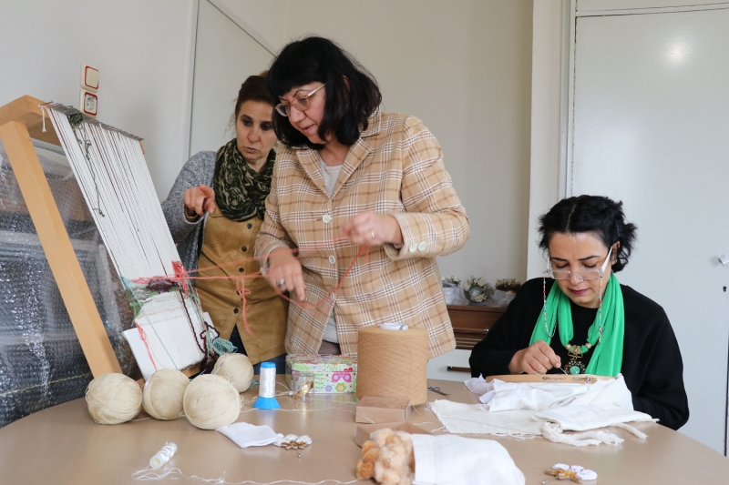 Ticaret Bakanlığının Kooperatiflerin Desteklenmesi Programı (KOOP-DES) kapsamında tezgahların sayısını artırdıklarını dile getiren Yakıcı, bu tezgahlarda unutulmaya yüz tutmuş Adana bezine yeniden hayat vermek için çalışmalar yaptıklarını aktardı.