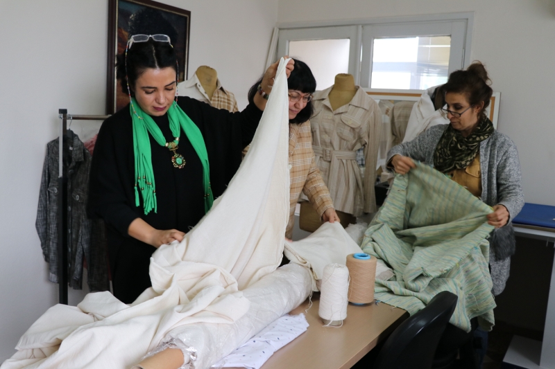 Kooperatif aracılığıyla kadınlara yönelik meslek eğitimleri verdiklerini anlatan Yakıcı, bu kapsamda dokumacılık kursları açtıklarını belirtti.