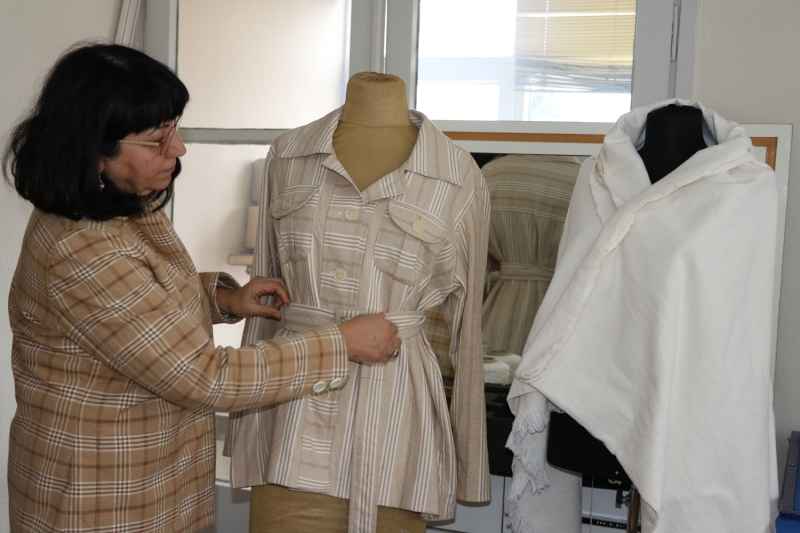 <p>Kursiyerlerden 3 çocuk annesi Selma Bayramoğlu da kurs sayesinde hem dokumacılığı öğrendiğini hem de aile bütçesine katkıda bulunduğunu anlattı. <span >Hava Çapuroğlu, kurs sayesinde öğrendiği unutulmaya yüz tutmuş beze yeniden hayat verdiği için mutlu olduğunu söyledi. </span><span >El dokuma tezgahlarda büyük bir keyifle dokudukları kumaşları daha sonra tekstil ürününe dönüştürdüklerini aktaran Çapuroğlu, kursun hem maddi hem de manevi anlamda kendilerine katkı sağladığını kaydetti.</span></p>