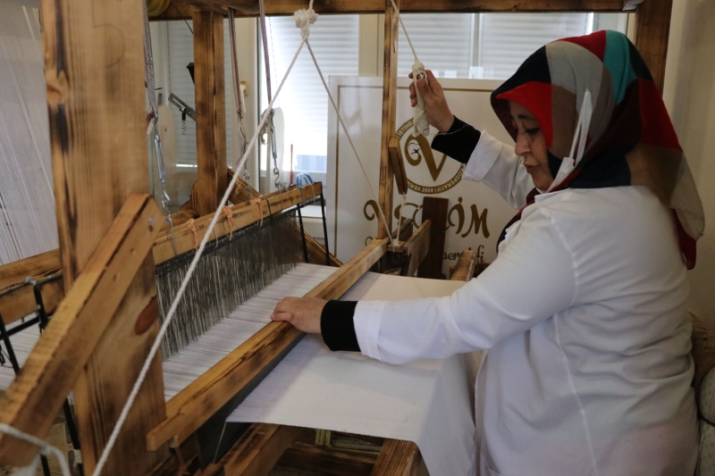 Yakıcı, tamamen pamuktan elde edilen ipliklerin tezgahlarda 12 kadın kursiyer tarafından kumaşa dönüştürüldüğünü söyledi.