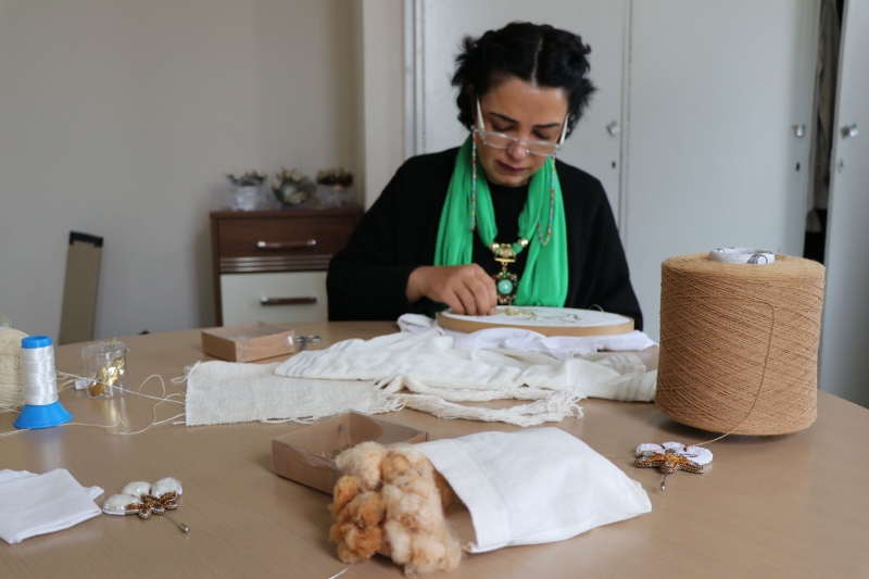 <p>Kimyasal madde içermeyen tamamen pamuktan elde edilen kumaşların geleneksel Adana bezi olduğunu aktaran Yakıcı, şöyle devam etti:</p><p>'Anadolu'da, Selçuklular zamanında beyliklerle dokuma yaygınlaşmış. Bölgeye yerleşen beylikler, bu dokumacılığı artırmışlar. Osmanlı döneminde de pamuğa verilen destekle gelişmiş ve Adana bezi adında devam etmiş. Hava, nem alan ve sağlıklı olan pamuktan yapılmış bu bez çok önemli. Zaman içinde sentetik elyafın gelmesiyle maalesef unutulmaya yüz tutmuş. Bu tarihi bezi canlandırmak, anneannelerimizin kullandığı sağlıklı kumaşlara yeniden dönüşü sağlamak için çalışıyoruz. Biz bu kumaşı çok özgün tasarımlarla buluşturuyoruz. Yaptığımız ürünleri tescil edilen markamızla bazı mağazalara gönderiyoruz ve internetten satışını yapıyoruz.'</p>