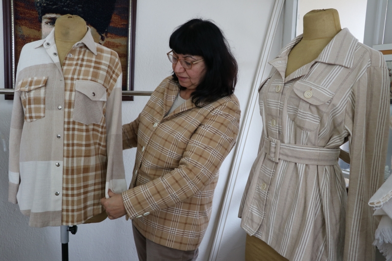 <p>Belkıs Yakıcı, kadınların kurs sayesinde hem meslek öğrendiğini hem de satışı yapılan ürünlerle aile ekonomisine katkıda bulunduğunu söyledi. <span >Şu an kumaşları elbise ve ev tekstilinde kullandıklarını aktaran Yakıcı, bu bezden yakında bebek kıyafetleri de yapacaklarını belirtti.</span></p>