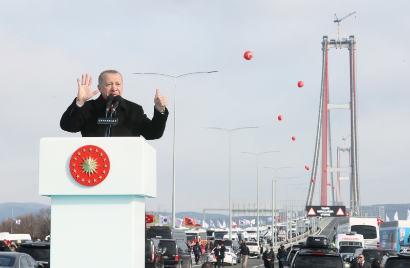 <p>Cumhurbaşkanı Recep Tayyip Erdoğan, Türkiye'nin, 1915 Çanakkale Köprüsü ve Malkara-Çanakkale Otoyolu yatırımıyla zamandan, akaryakıt tüketiminden ve karbon salınımı azalımından yıllık 415 milyon avro kazanç sağlayacağını söyledi.</p>