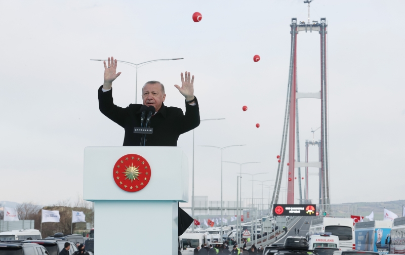 <p>Çanakkale'de o mücadeleyi verenlerin torunları olarak bugün burada bulunduklarını belirten Erdoğan, 'Ama biz şimdi bugün başka bir adım atıyoruz. Biz de işte 18 Mart, Çanakkale Köprüsü'nü açıyoruz. İnşa ettiğimiz bu köprüyle ecdadın mirasını aynı mesaj, mühendisliğin ve teknolojinin imkanlarıyla tarihe yeniden kazıdık.' ifadelerini kullandı.</p>