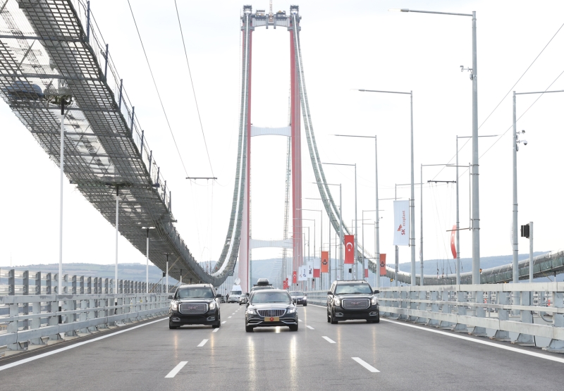 <p>Cumhurbaşkanı Erdoğan, açılışını gerçekleştirdiği 1915 Çanakkale Köprüsü'nden araçla geçti</p>