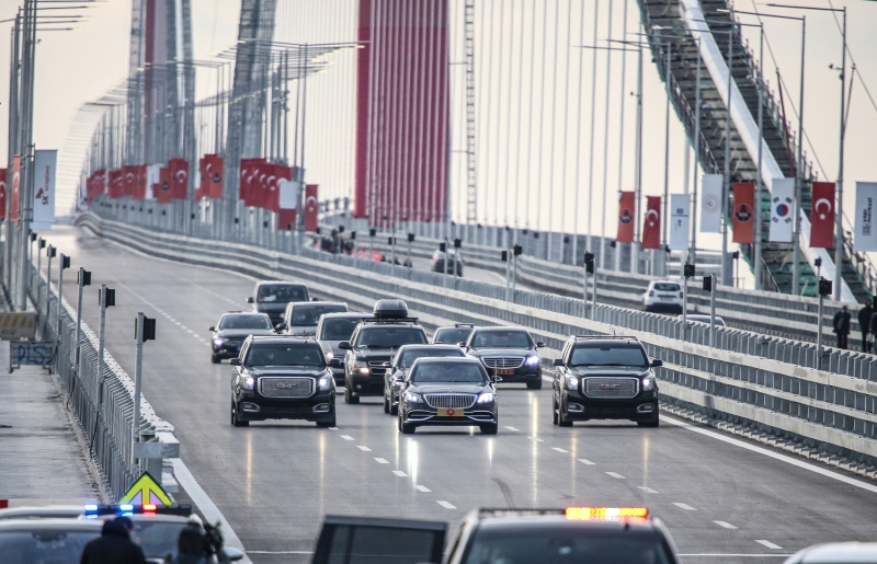 <p>Cumhurbaşkanı Erdoğan, törenin ardından Ulaştırma ve Altyapı Bakanı Karaismailoğlu'nun kullandığı makam aracıyla köprüden geçerek, Gelibolu'dan Lapseki'ye gitti.</p>