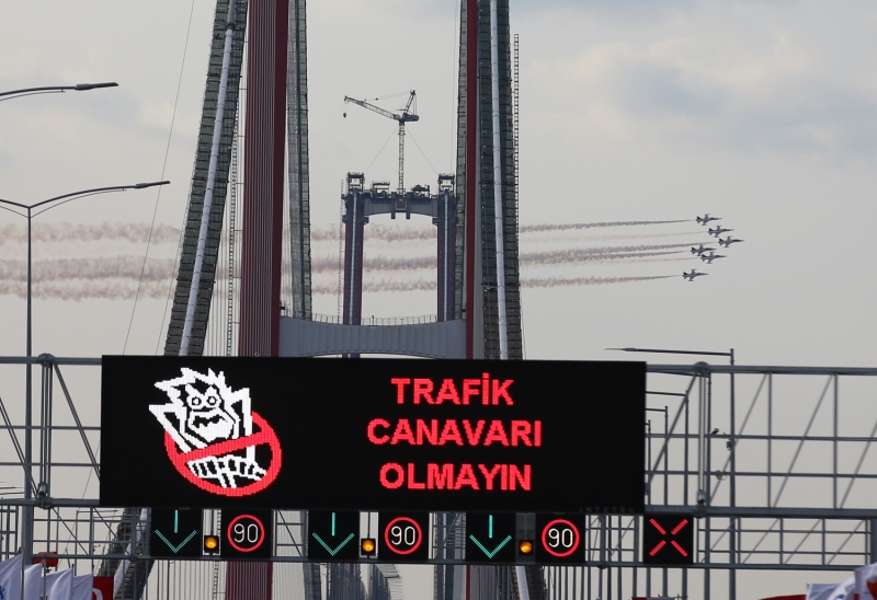 <p>18 Mart Şehitleri Anma ve Çanakkale Deniz Zaferi'nin 107'ncı yıl dönümü sonrası açılışı gerçekleştirilen 1915 Çanakkale Köprüsü üzerinde gösteri yapan Türk Yıldızları nefes kesti.</p>