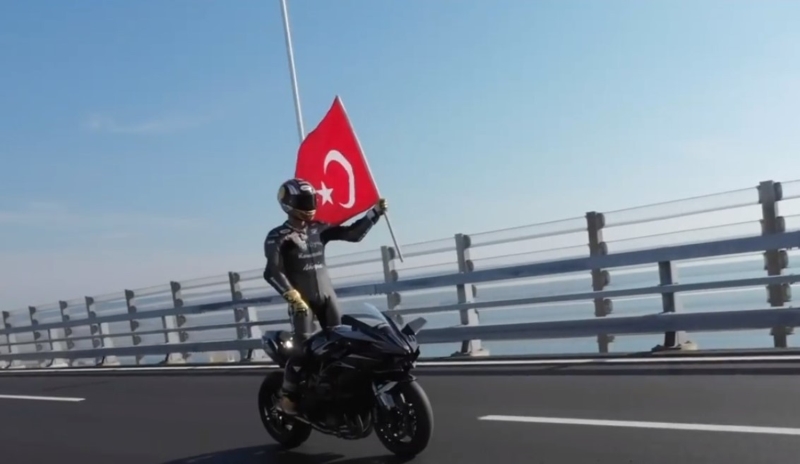 <p><span >Hazırlıklarını yapan ve Türk bayrağıyla start verilmesinin ardından köprüyü beraber geçen ikili, 'Ecdada Saygı' ve 'Geleceğe Armağan' mesajıyla birlik mesajı verdi. Tek teker üzerinde giden Sofoğlu, elinde Türk Bayrağı ile de gösterisini taçlandırdı.</span><br></p>