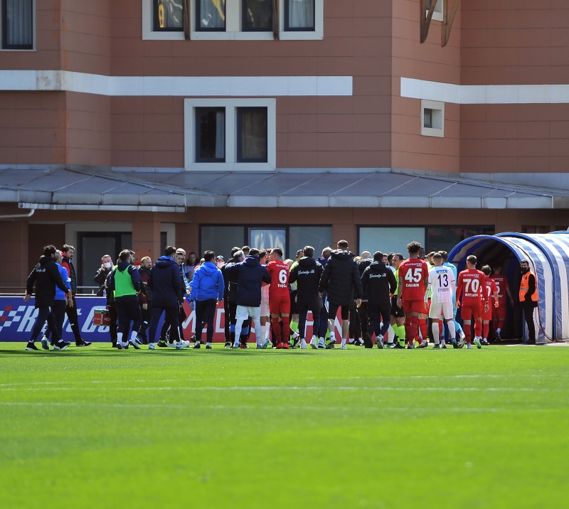 <p>Bu noktada gelen hakem triosu ise, futbolcularn arasna girerek gerginliin bymesini engelledi.</p>