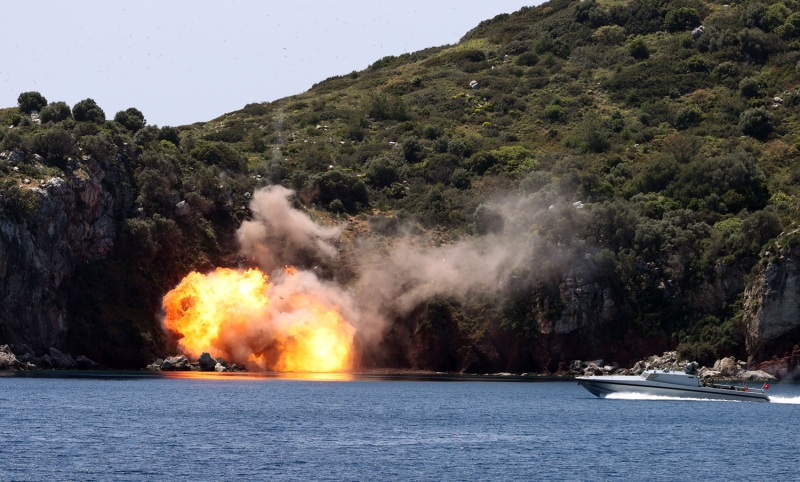 <p>Mayn avlama gemisinin mayn tespitinin ardndan emniyete alnan blgeye helikopterle SAS timi sevk edildi. Helikopterden denize atlan SAS unsurlar mayn imha etti.</p>