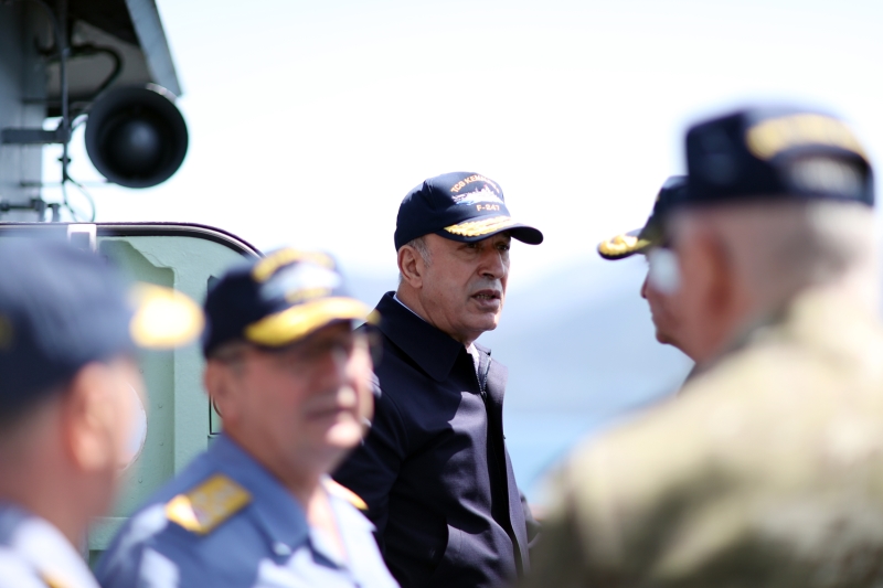 <p>Harekat kapsamnda SAT unsurlar helikopterden suya atlayarak adadaki hedeflere ynelik szma harekat gerekletirdi. </p>